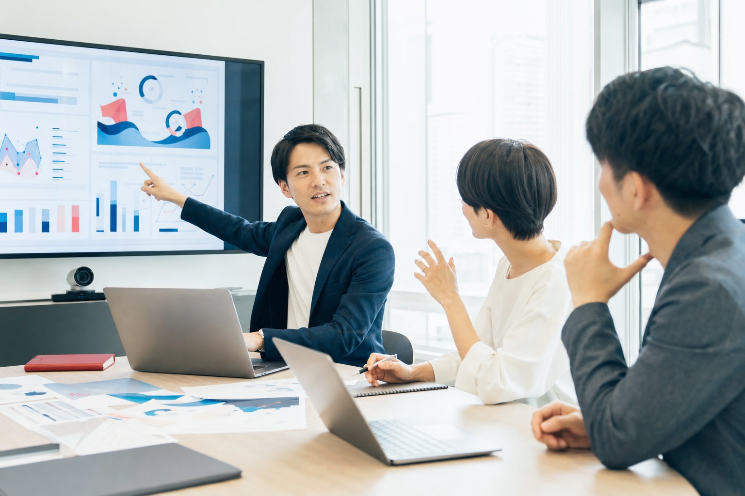 顧客へAI導入案を提案するFDEのイメージ